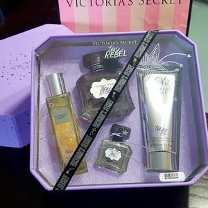 VS -  Tease rebel  perfum gift set